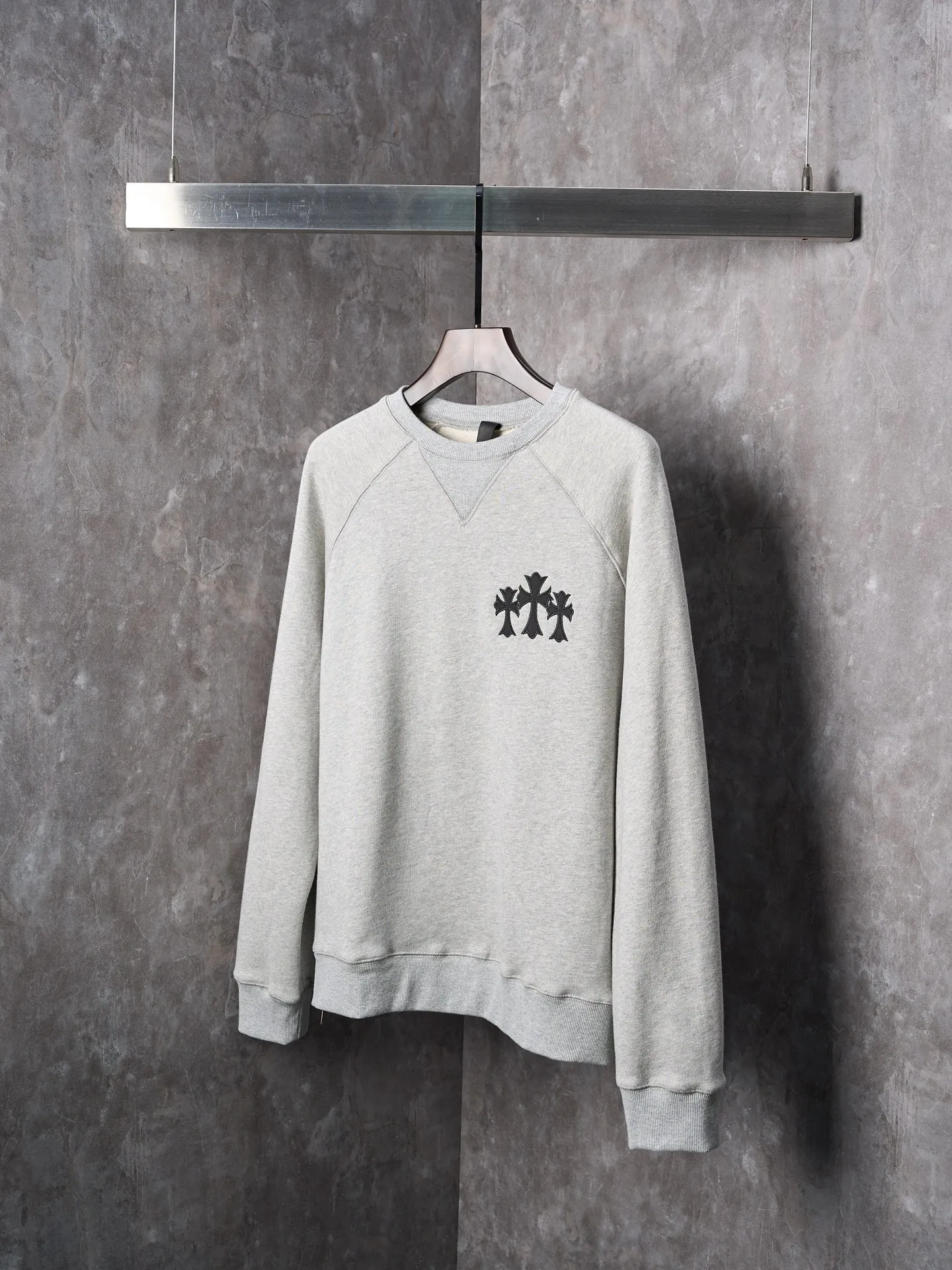 P400 price reduction [actual auction] Chrome Hearts/Ch cross logo patch embroidered round neck sweatshirt [ready in stock] S M L XL custom-made heavy fortress interwoven air cotton, full of texture, thick and solid, based on high-end ash tones, with a beauty that coexists with vicissitudes of life and elegance. With the Chrome Hearts cross patch embroidery decoration on the chest, it becomes the ultimate interpretation of dark gothic style. CH Gothic font is the finishing touch on the back panel. Let the totem become your spiritual thorn point. The logo iron plate sways slightly with the swing of the body, adding a sense of movement and vitality. It is unobtrusive but has an indescribable aura, interpreting the perfect blend of retro and luxury. Process 1: Using imported machine appliqué embroidery technology. Using advanced computer control systems and precision mechanical components, the Chrome Hearts logo appliqué embroidery operation is realized, showing an embroidery effect with both clarity and three-dimensionality. Process 2: The fabrics have been washed. Better feel and texture, not easy to deform, not easy to shrink, not easy to fade, maintain long-term beauty, accessories: customized 1:1 CH iron plate, customized 1:1 CH trademark, version: loose version, size: S M L XL, style number: CC917-B20